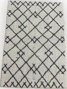 3.75’x2.5’ NEUTRAL IVORY WHITE CHARCOAL BLACK DIAMOND CHECK ENTRY FLOOR AREA RUG